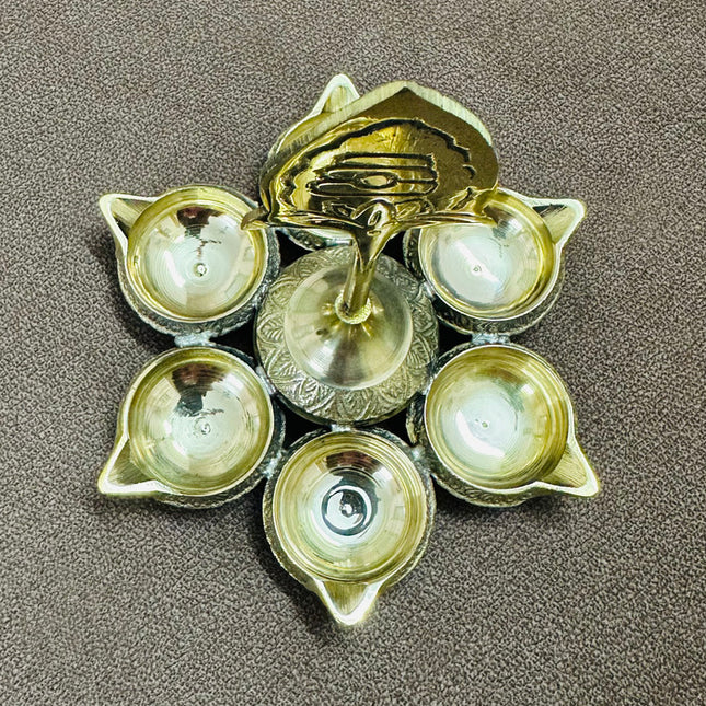 Arupadai Murugan Vel vilakku